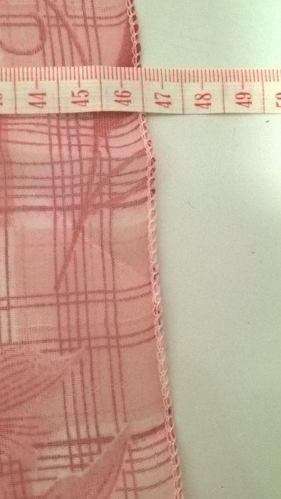 Lenço quadrado branco com flores em vermelho