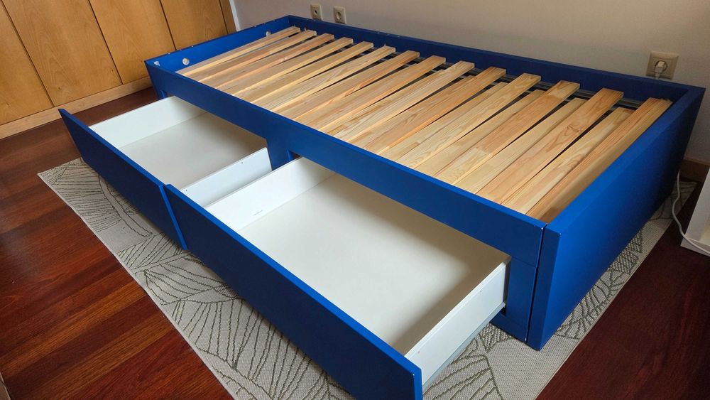 Cama FLEKKE individual/dupla com duas gavetas e 2 colchões Vannareid