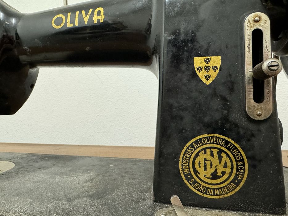 Máquina de costura modelo CL-45 da marca OLIVA com móvel