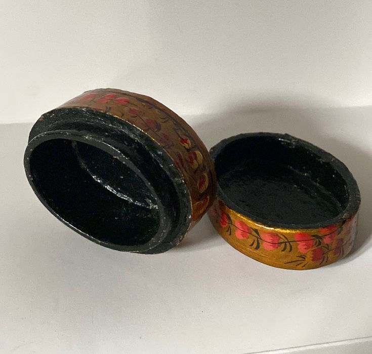 Pequena e linda caixa antiga.