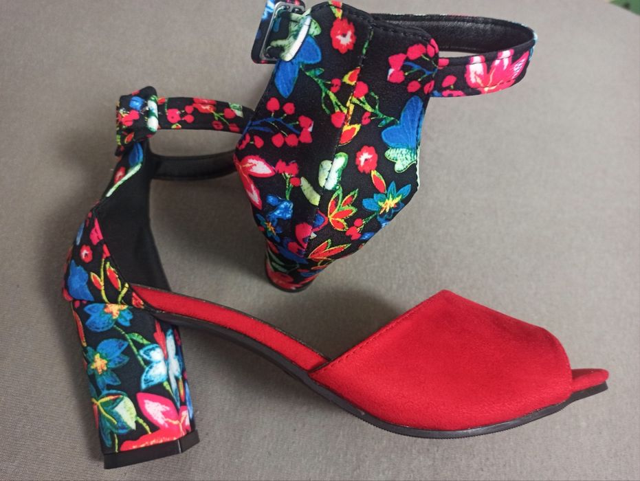 Nowe buty 40, na obcasie 7 cm, czerwone, kwiaty