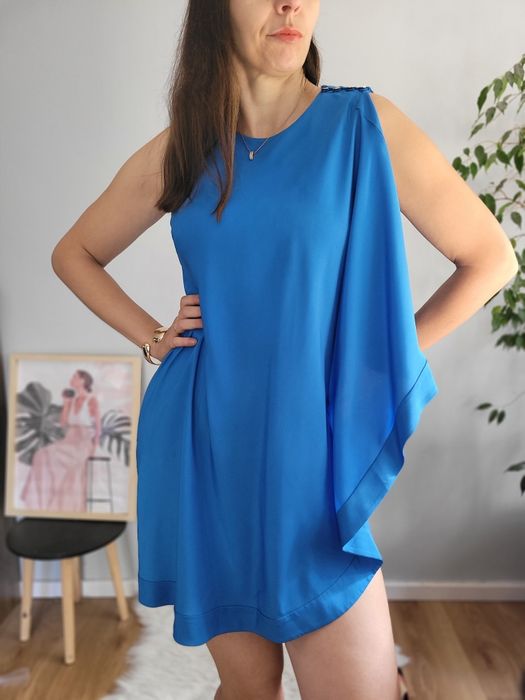 Elegancka kobaltowa sukienka Ted Baker M z pelerynką koktajlowa