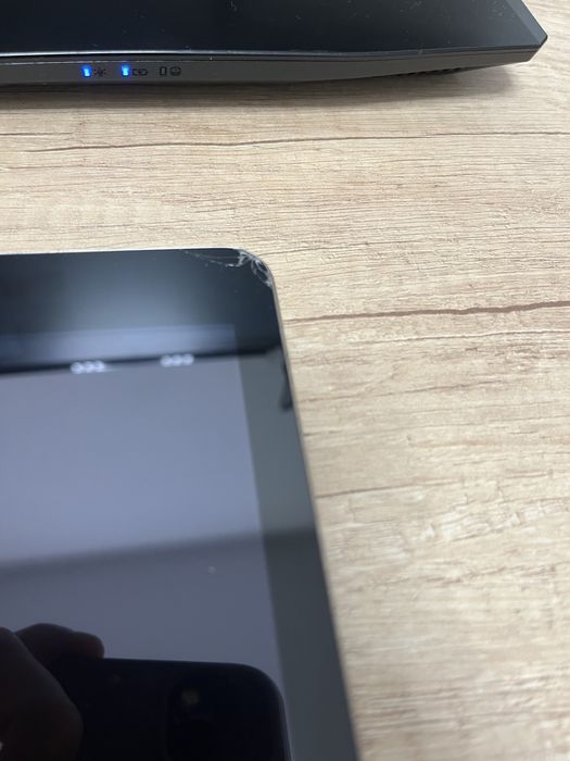 iPad Air A1474 32GB lekko uszkodzony