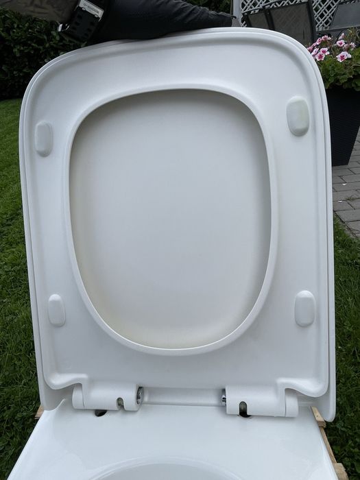 Misa wc omnires pod stelaż z deską wolnoopadającą.