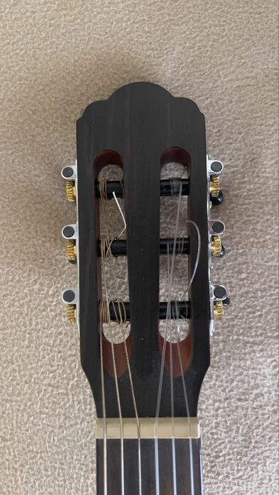 Guitarra Romero com cutaway e pickup e estojo almofadado