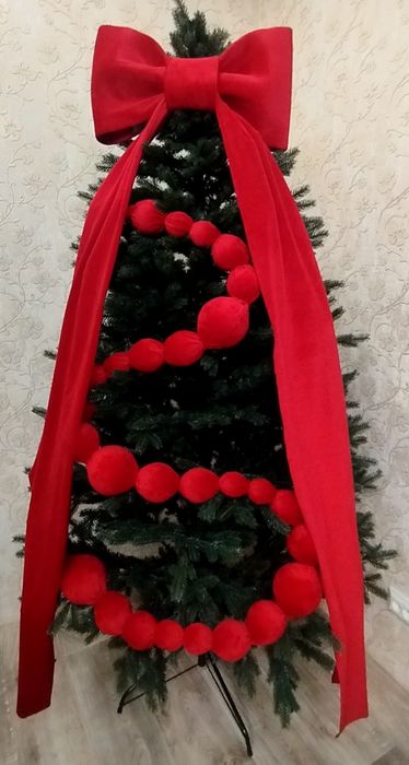 Оксамитовий бант і гірлянда на ялинку