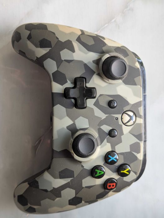 На деталі геймпад PowerA xbox