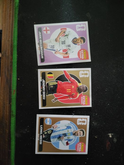 Lote Extra Stickers Panini Mundial 2026 – Doku GOLD Ouro + Messi Bronze e Bellingham