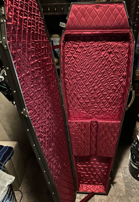 Casket by Warwick Coffin Case de baixo.