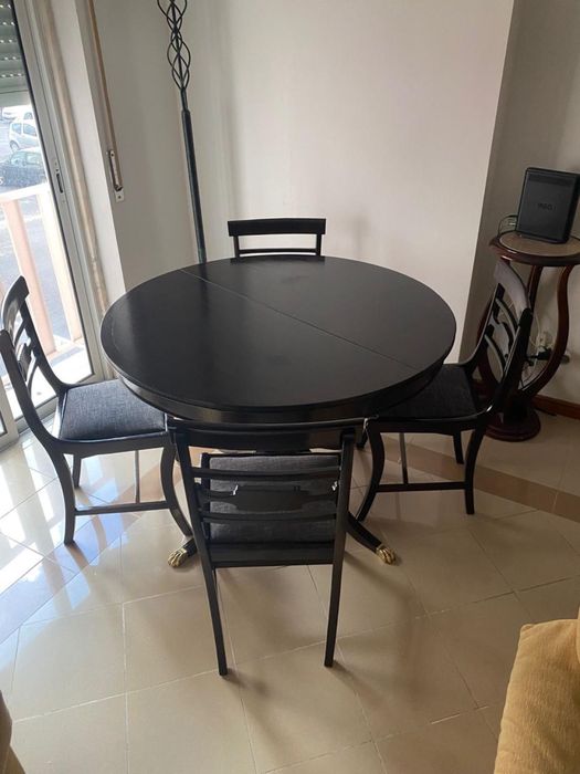 Mesa e cadeiras