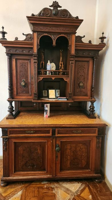 Меблі шафи ліжка домашні