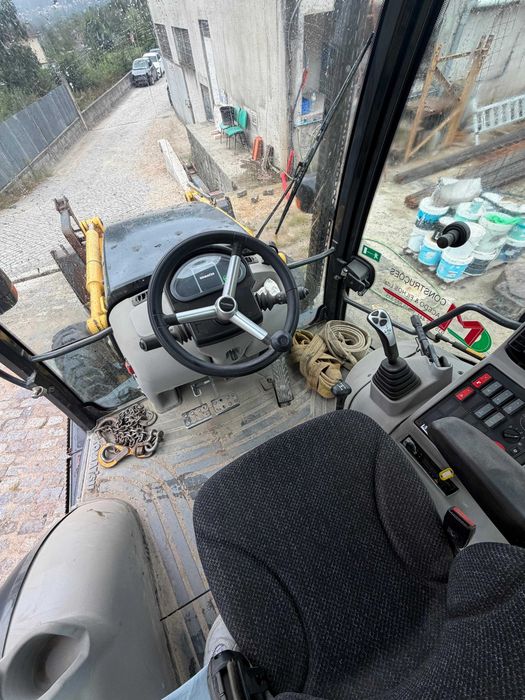 Retro-escavadora Komatsu WB93R-8 L3
