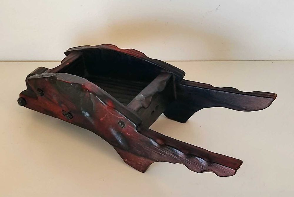 Carrinho de mão antigo em madeira à escala decorativo