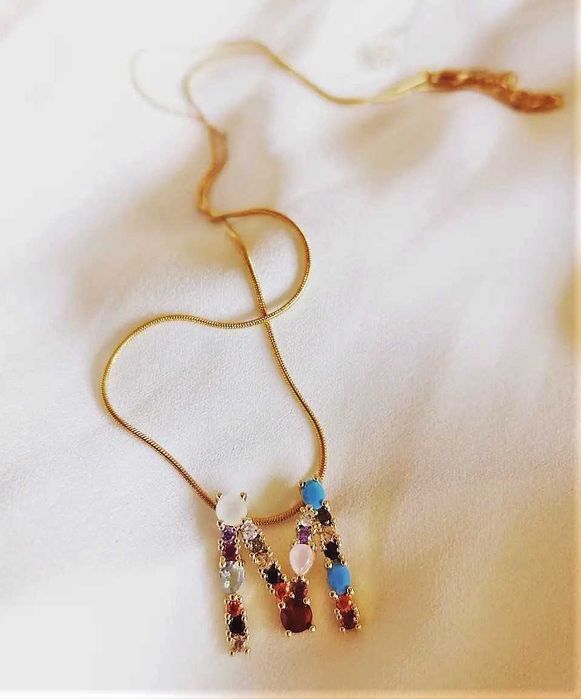 Colar Dourado com a Inicial "M" em Pedras Brilhantes Coloridas