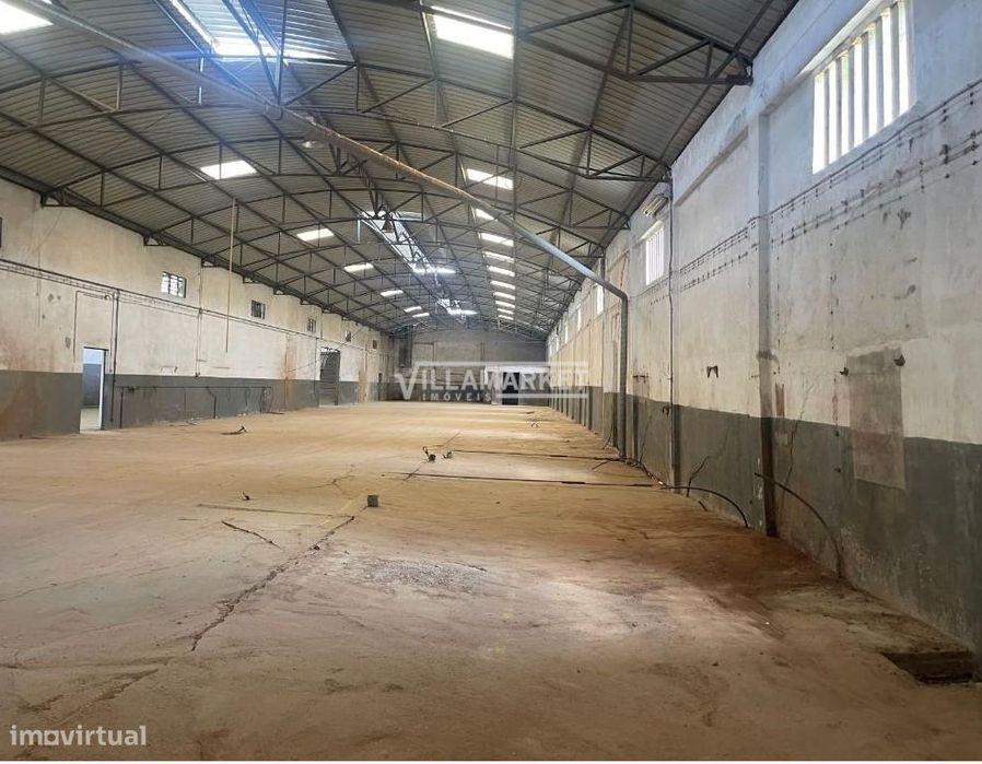 Armazém Industrial da banca com 2115 m2 composto por 2 pisos situado e