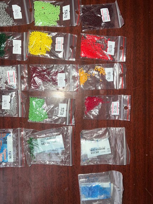 Бісер, різні кольори, фірми