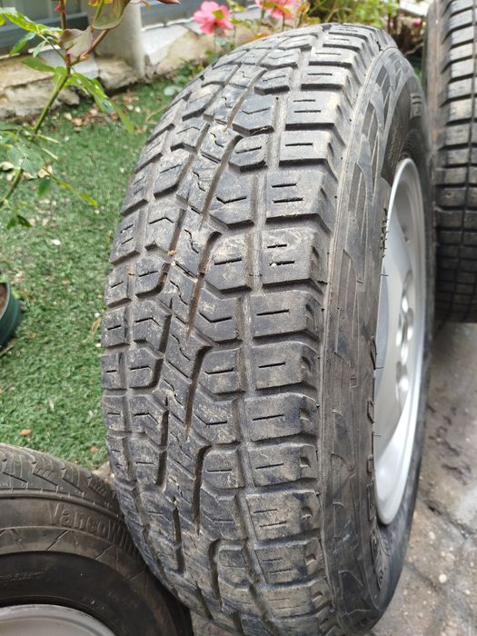 4 Jantes com pneus usados Discovery TD5 ou Range Rover P38 5X120