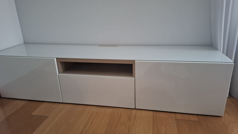 Móvel Bestå 180x42x39 com tampo de vidro temperado 

• Estrutura efeit