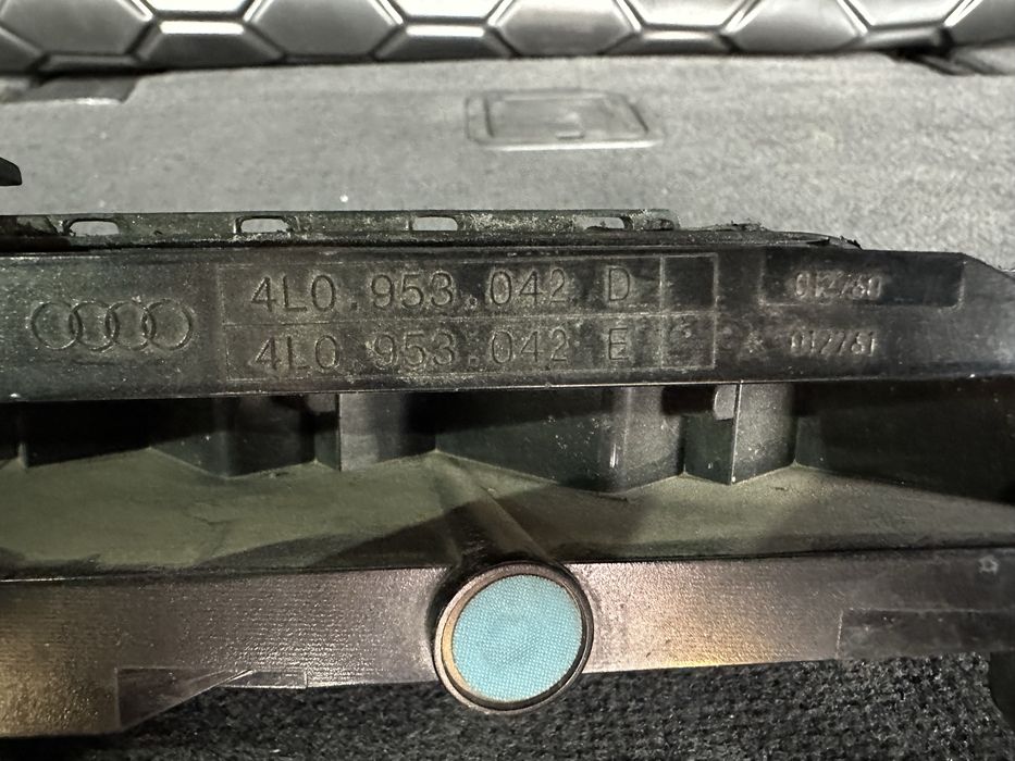 Поворотник Audi Q7 4L Sline11 діодів (Правий) 4L0953042 D