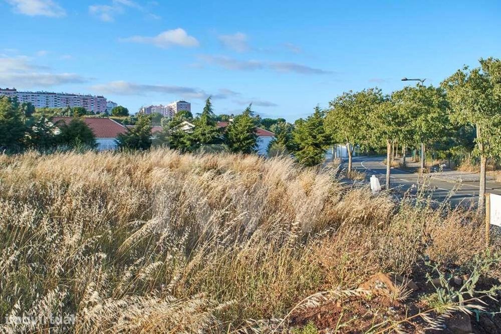 Plot of Land with 1707 m2 and GBA of 648 m2 at Oeiras Golf Residence