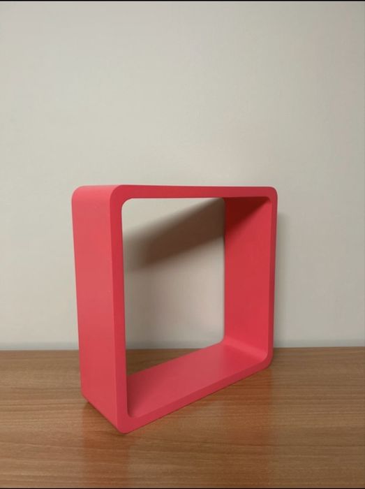 Cubo rosa para fixar na parede