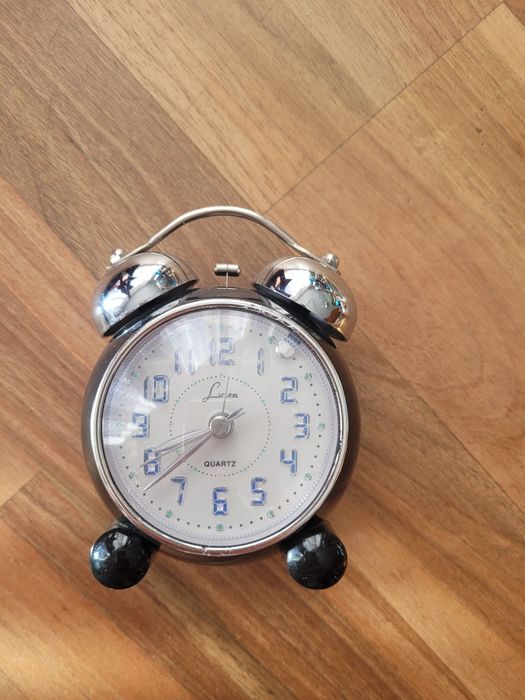 Czarny zegarek budzik ze światełkiem