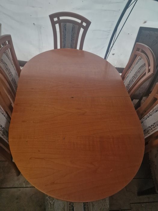 Stół z sześcioma krzesłami
