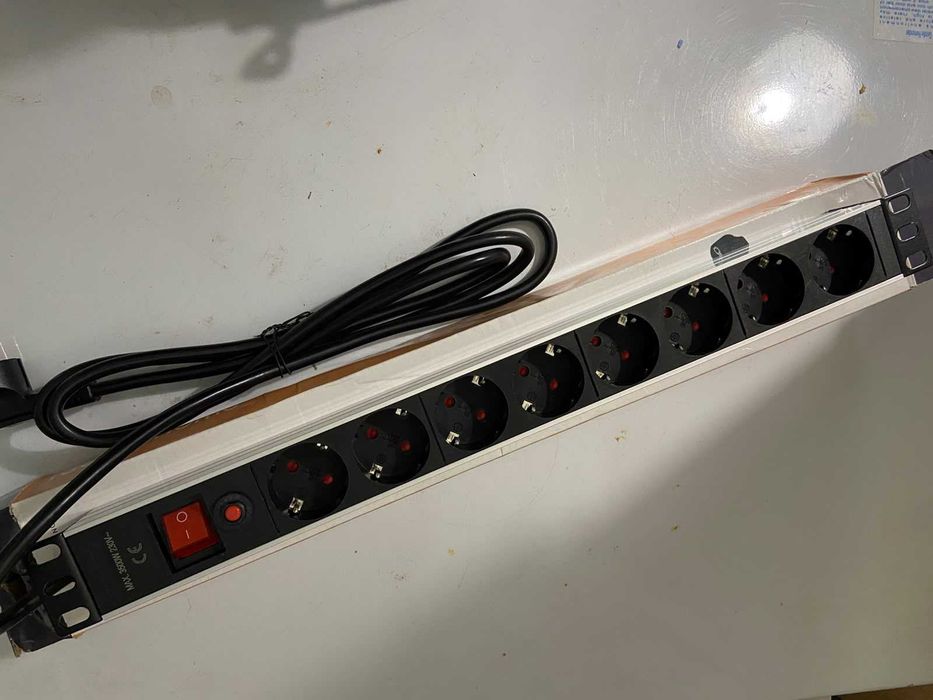 Régua PDU Perel 8 Tomadas para Rack 19" – Nova