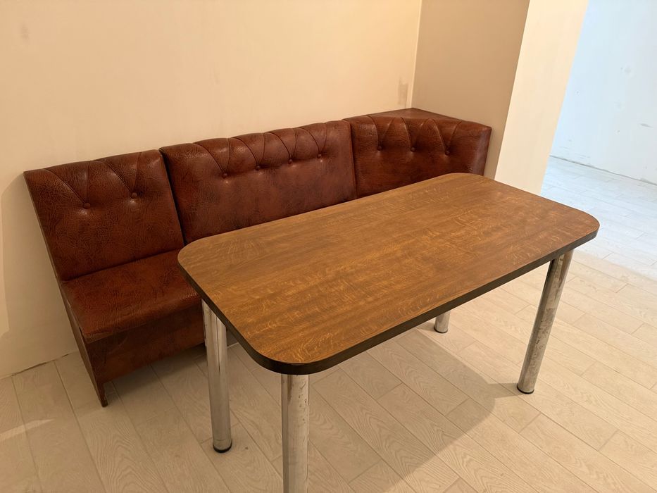 Куточок і коричневий стіл