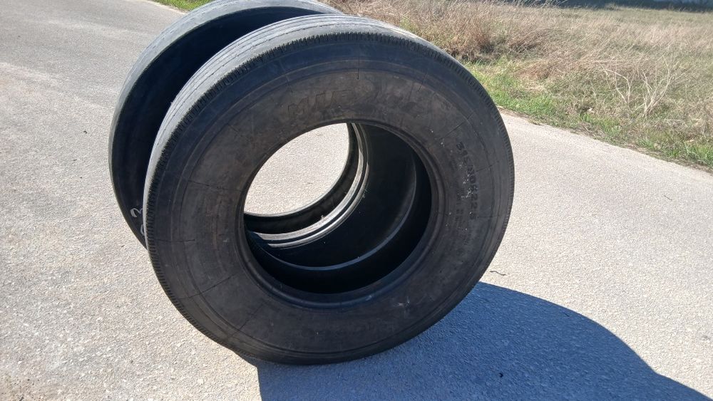 Dois pneus usados direccionais 315/80 R22.5