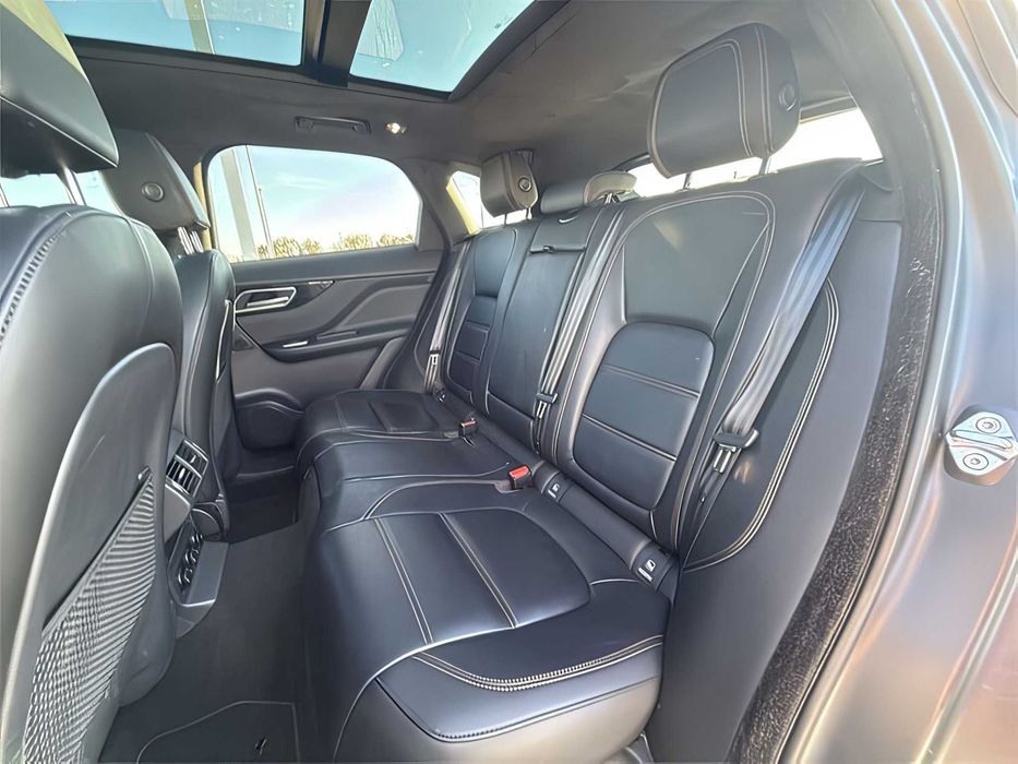 Jaguar F-PACE      2020