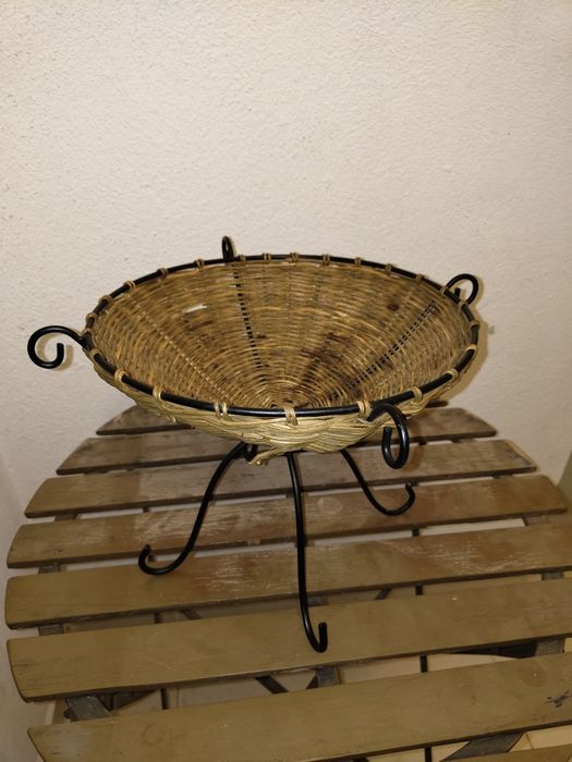 Cesta em verga com pés em ferro fundido