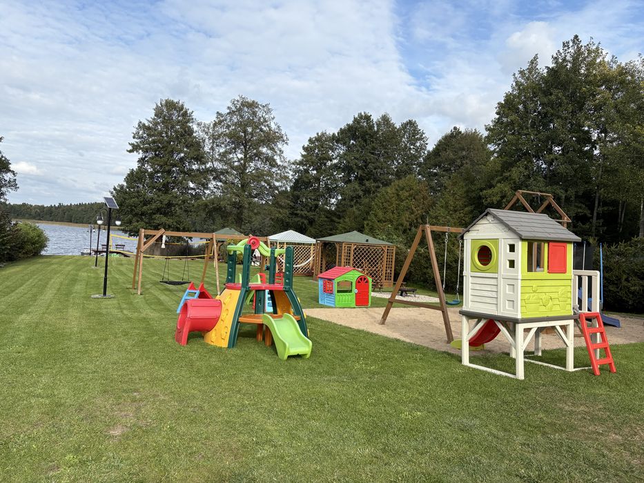 Domek na Mazurach nad jeziorem z linia brzegowa