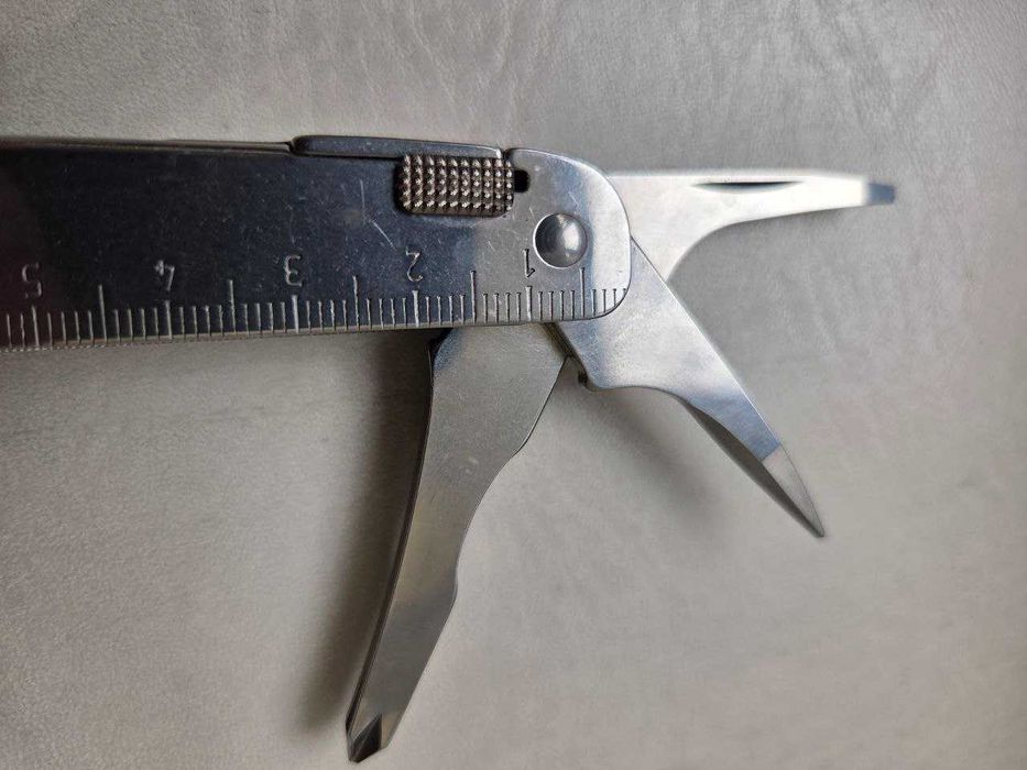 Victorinox SwissTool Plus – multitool, stan idealny, jak nowy