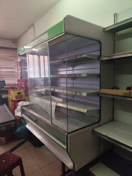 Vende de recheio de mercearia - estantes, arcas frigoríficas e outros