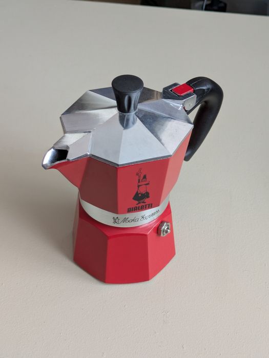 Гейзерна кавоварка Bialetti express 3 cup red