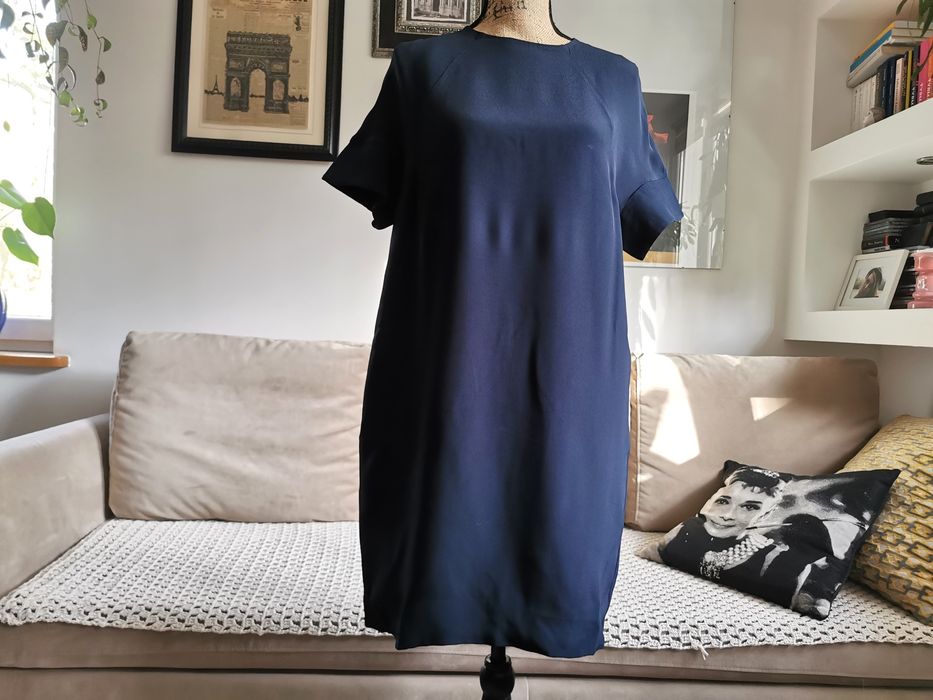 Na teraz COS granatowa sukienka z kieszeniami oversize