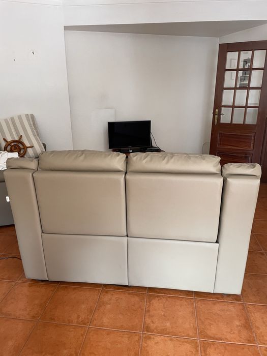 1 sofa de 2 pessoas