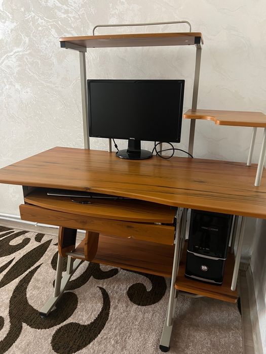 Компʼютерний стіл