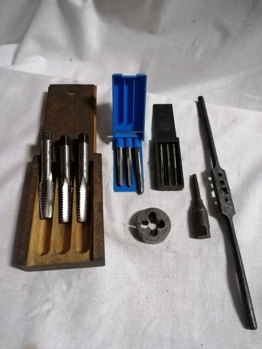 Machos de roscar e tarracha.