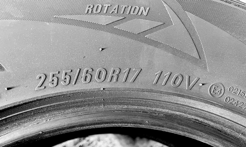 Шини Б/в 255.60.17 пара Maxxis