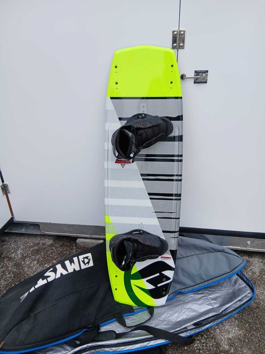 Prancha Wakeboard Hyperlite + Botas Ajustáveis Ronix + Saco de transporte