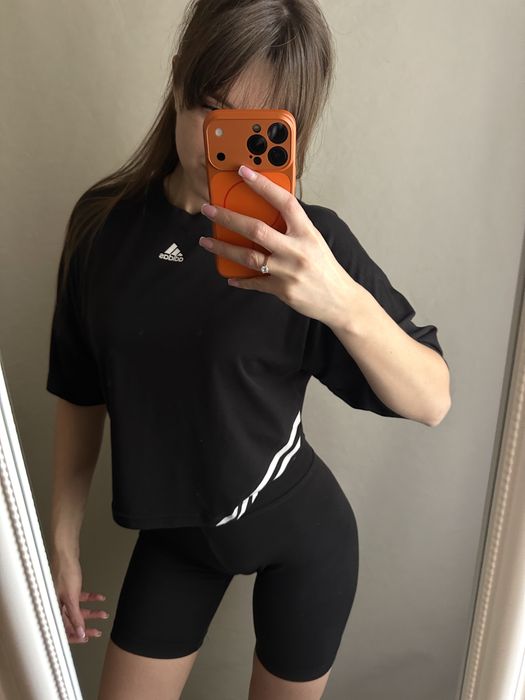 Жіноча футболка Adidas розмір S-M