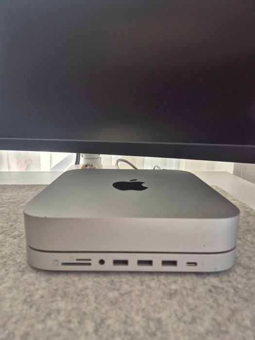 Mac mini M1 (2020) – 16 GB RAM / 256 GB SSD + podstawka z hubem, komplet w oryginalnym pudełku