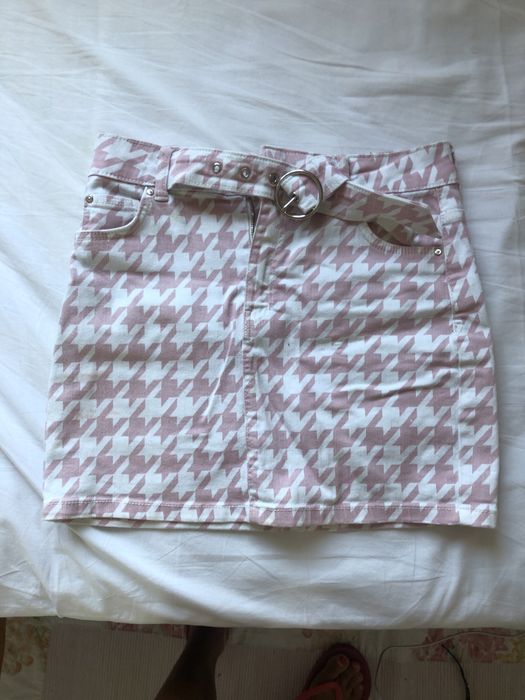saia bershka rosa e branca