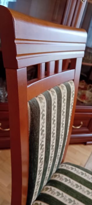 Stół z 4 krzesłami. Nie używany, jak nowy. Super jakość