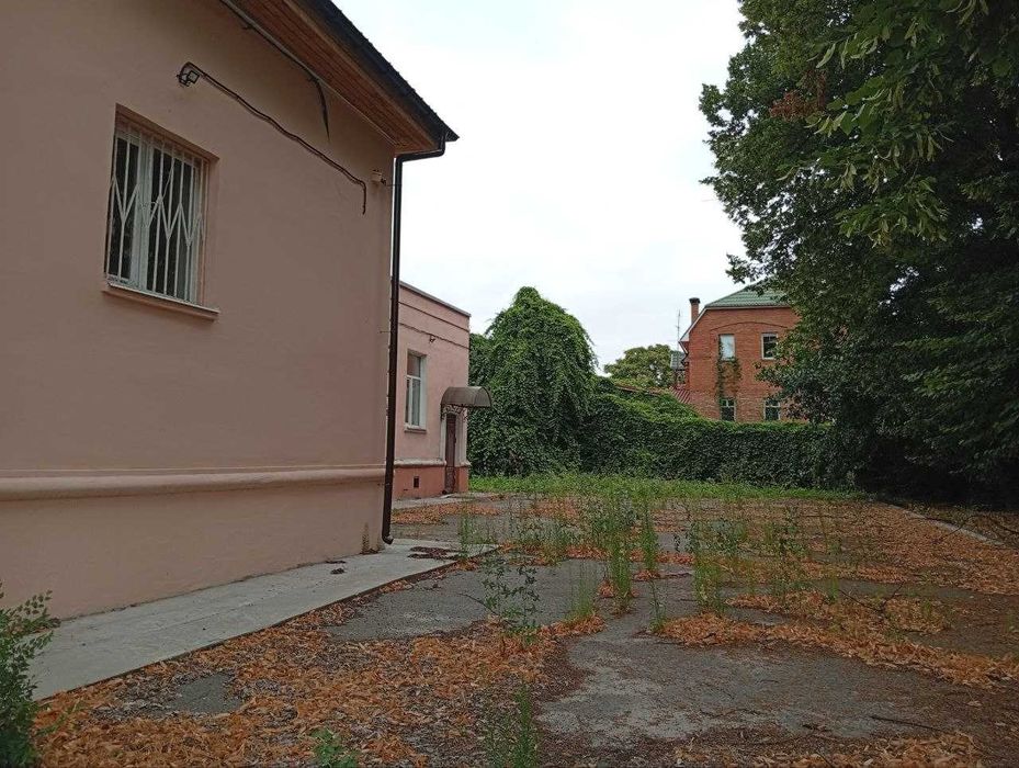 Отдельное здание, центр города с парковкой