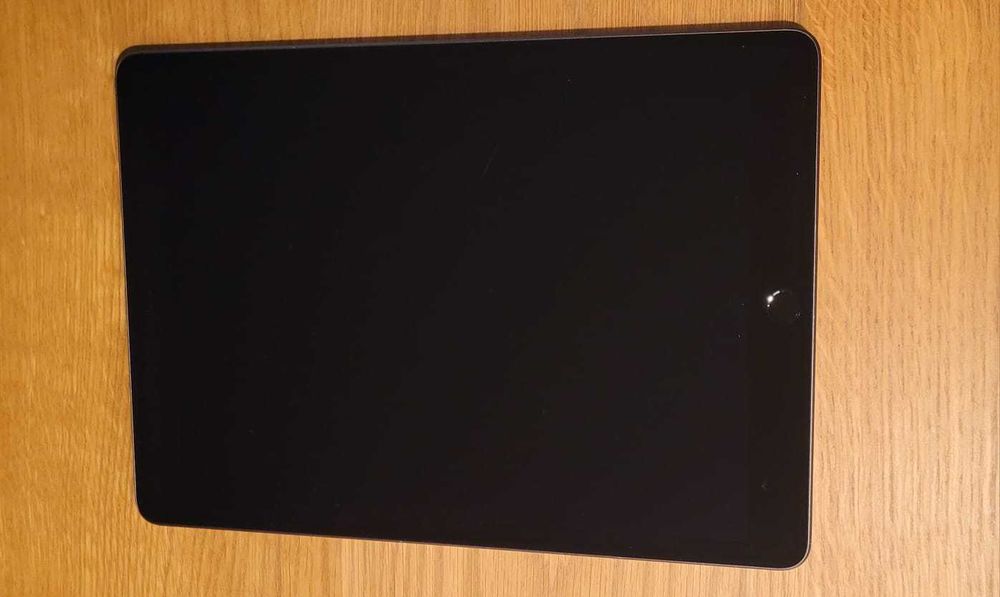 iPad 7th gen Wi-Fi 32 GB space gray + klawiatura Logitech Combo Touch