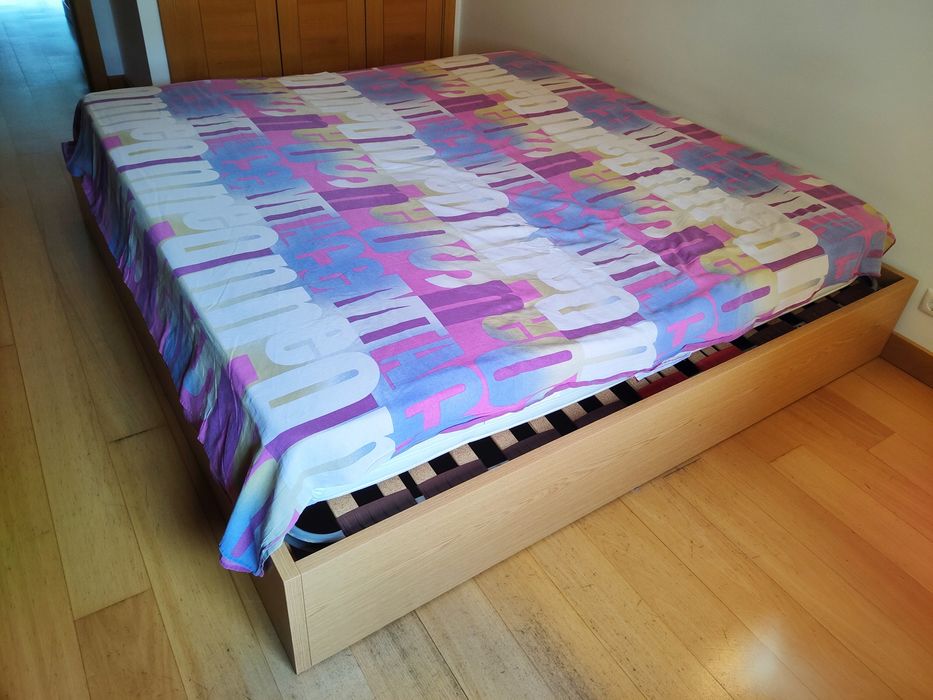 Cama Queen Size com base rebatível e colchões
