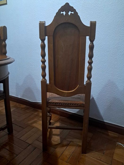 Mesa com 8 cadeiras e Candeeiro Art Deco com 5 lâmpadas